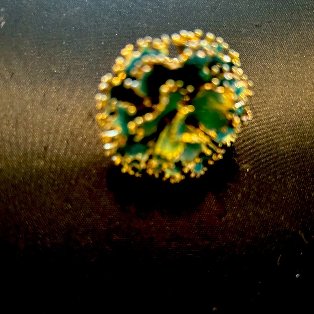Beautiful green Elasticized Ring - shaped like a flower.